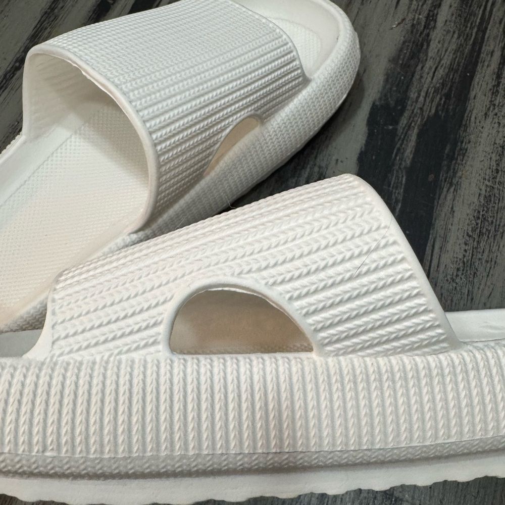 The Original Cloudies Women’s Size 9.5-10    Viral Tik Tok Comfort Slides - Picture 5 of 10